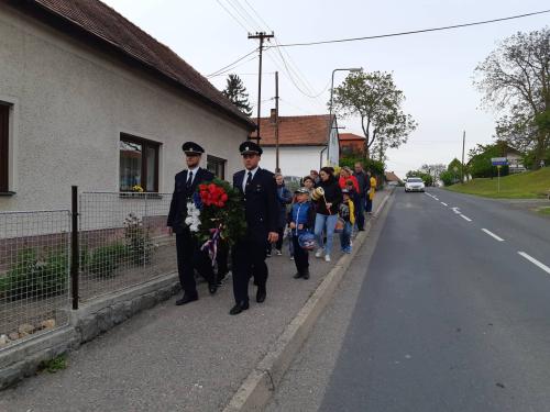 Lampionový průvod s kladením věnce k pomníku padlých ve 2.světové válce